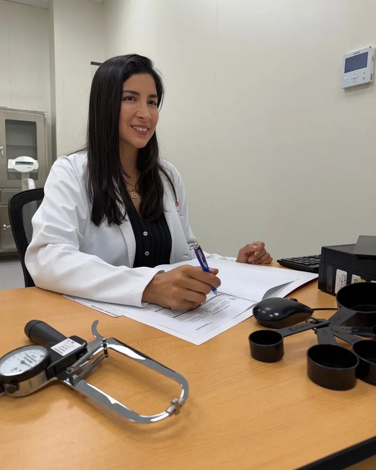 Fergie Patrón atiende en su escritorio durante una consulta en San Isidro